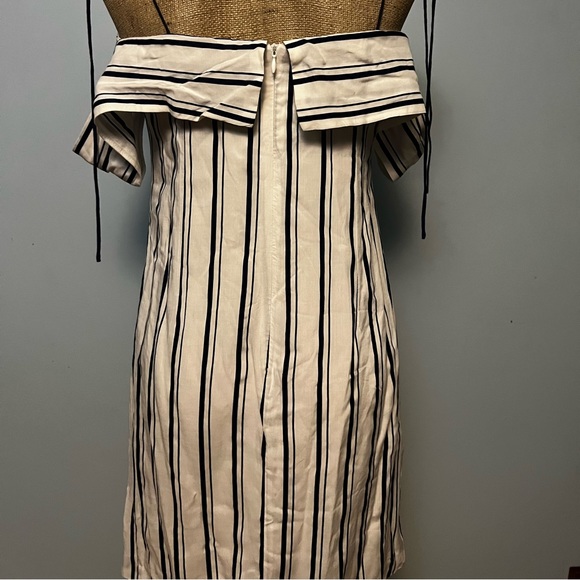 it’s a medium but it fits like a small. the brand is Line&dots - Picture 4 of 4